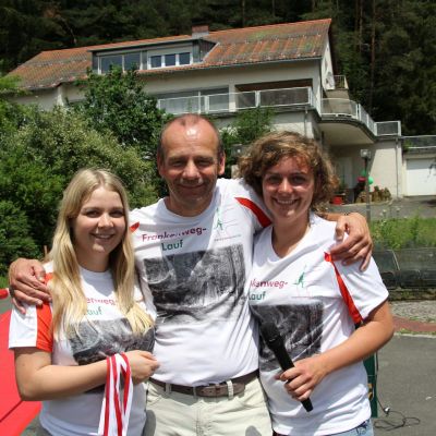 2018: Jubiläum beim Frankenweg-Lauf! Bei hochsommerlichem Wetter fand der 10. Frankenweg-Lauf statt. Die Organisatoren-Familie Cipura im Ziel in Obertrubach.