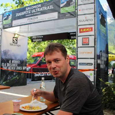 Team-Doc Thomas beim Carbo-Loading vor seinem zweiten Anlauf, die Ultra-Distanz zu bezwingen.