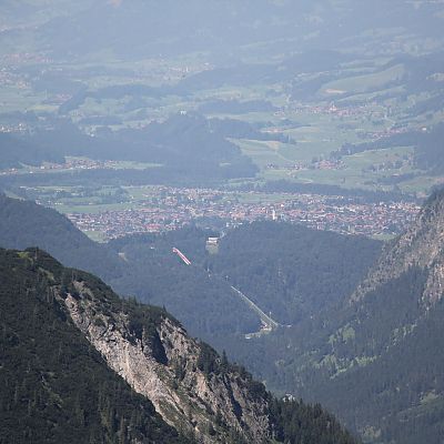 Man erkennt Oberstdorf und die Skiflugschanze ganz genau.