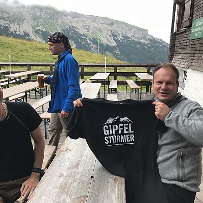 Auf der Schwarzwasserhütte besucht Torsten (outdoortrends) unserer Gipfelstürmer und bekommt ein neues T-Shirt überreicht.