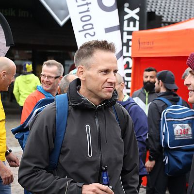 Das Team reiste am Samstag nach Garmisch-Partenkirchen an und schaute erst einmal auf der EXPO vorbei. Bekannte Gesichter überall. Stefan trifft zum Beispiel auf Marcel "Macy Pacy" Höche​ ...
