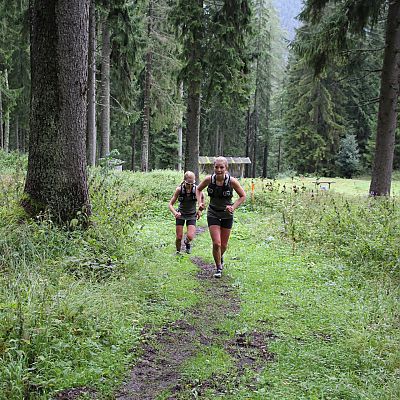 Melanie und Jochen positionieren sich oberhalb von Biberwier auf dem Weg zum Schachtkopf. Die beiden Schwedinnen Sanna und Lina zelebrieren Trailrunning.