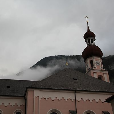 Wie ging der Tag los? Mit Nebel und Wolken. Die Kirche in Nassereith, direkt neben der Start-Zone, thront vor dem Bergrücken.