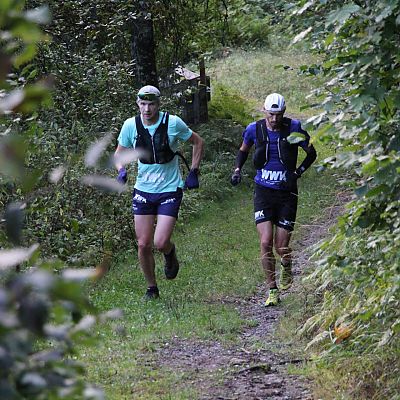 Nach ca. 6 KM haben unsere Supporters Margit und Jochen den ersten Kontaktpunkt mit den Läufern. An der Spitze das Duo Lukas Naegele / Sebastian Hallmann.
