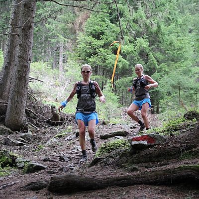Jochen positioniert sich derweil im Wald unterhalb der Arzler Alm und bekommt die beiden Schwedinnen Lina und Sanna El Kott Helander vor die Linse.