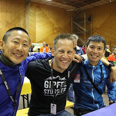 Auf der Pasta-Party mit unseren japanischen Trail-Freunden Takashi und Koji. Wir sind bereits für den Ultra Trail du Mont Blanc - UTMB​ 2019 verabredet.