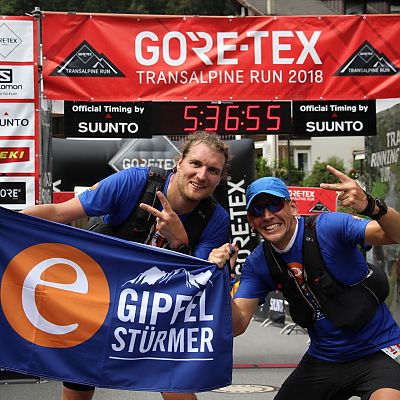 Fünfte TAR-Etappe von Sölden nach St. Leonhard. Unsere Jungs zeigen nach einem grandiosen Trailrunning-Tag die Gipfelstürmer-Flagge und feiern ihren 17. Platz. Respekt!
