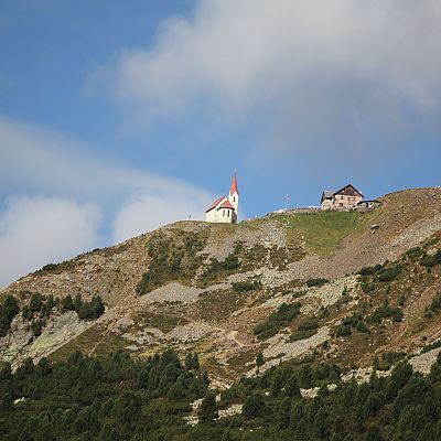 Schutzhaus am Latzfonser Kreuz und die höchste Wallfahrtkirche Europas.