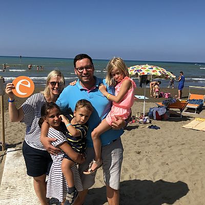 September 2018, Toskana: Mit Marco, Team-Mitglied unseres Kunden und Vermieters Nürnberger Versicherung, und seiner Familie reiste das "e" ins Paradu Resort in der Toskana und wurde von der Mittelmeer-Sonne verwöhnt. 