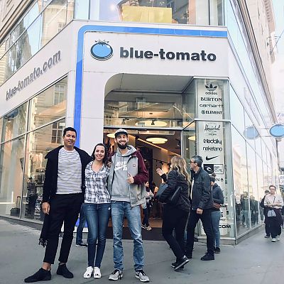 Oktober 2018: Amanda, Philipp und Joé vor dem Blue Tomato Shop in der Rotenturmstrasse in Wien.