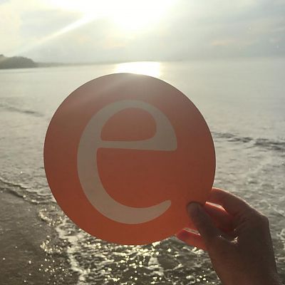 Dezember 2018, Thailand: Unterwegs mit Anja von unserem Kunden Nürnberger Versicherung. Ein Freudensprung mit "e" vor traumhafter Regenbogen-Kulisse am thailändischen Strand. Anja, wir sind sind uns ganz sicher, dass das "e" gerne wieder mit dir auf Reisen geht.