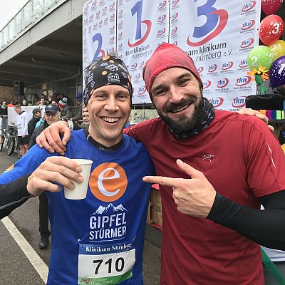 Dezember 2018: Gipfelstürmer Stefan mit Trail-Freund Michi nach dem Silvesterlauf Nürnberg.