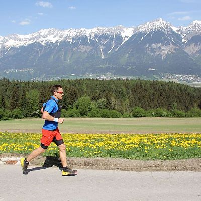 April 2018: Gipfelstürmer Stefan beim Innsbruck Alpine Trailrun Festival auf der K85 Strecke auf dem Weg nach Hall in Tirol.