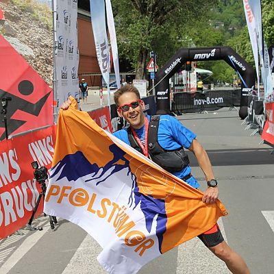 April 2018: Gipfelstürmer Stefan zeigt Flagge beim Innsbruck Alpine Trailrun Festival.