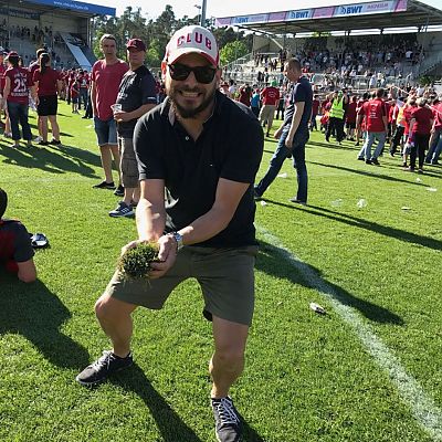 Mai 2018: Michael beim Passivsport. Nie mehr 2. Liga, nie mehr! Wir gratulieren dem 1. FC Nürnberg zum Aufstieg in die 1. Bundesliga. Unser Michael hat sich in Sandhausen ein Stück "Aufstiegsrasen" gesichert und feiert mit gefühlt 10.000 Glubb-Fans den Rekordaufstieg.