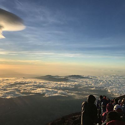 August 2018: Alumnus Lukas sendet Sonnenaufgangsgrüße aus Japan. Nahezu jeder Japaner möchte einmal im Leben Mt. Fuji besteigen. Wanderenthusiast Lukas kann seit heute einen Haken hinter dieses Erlebnis setzen.