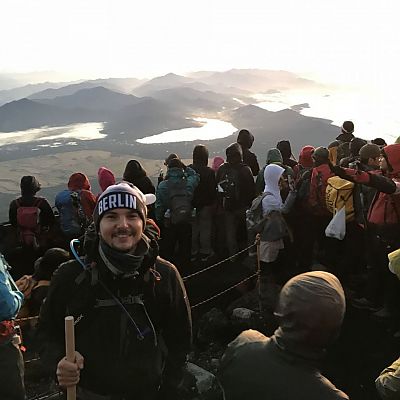 August 2018: Alumnus Lukas sendet Sonnenaufgangsgrüße aus Japan. Nahezu jeder Japaner möchte einmal im Leben Mt. Fuji besteigen. Wanderenthusiast Lukas kann seit heute einen Haken hinter dieses Erlebnis setzen.