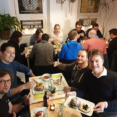 Januar 2019: Gemeinsames Team-Event mit unserem Technologie-Partner intelliAd. Leckeres Abendessen in der Burger Bar.