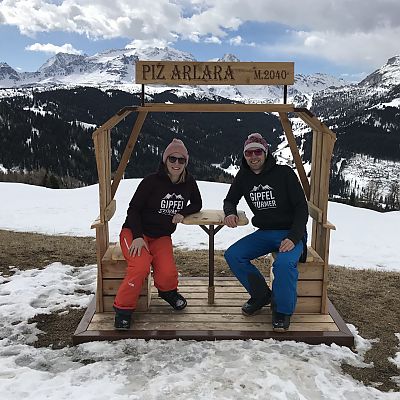 März 2019: Gipfelstürmer-Grüße von Vera und Marc vom Piz Arlara in Corvara. 