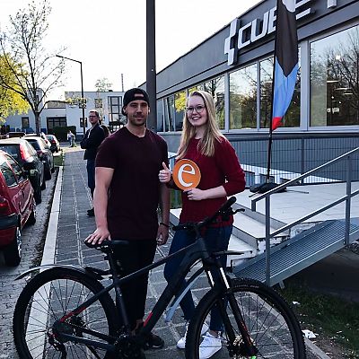 April 2019, Nürnberg: Carina nimmt voller Freude - und mit "e" - ihr neues Rad aus dem Hause CUBE Bikes entgegen. Unsere "Gipfelstürmerin" ist die dritte, die das exito Dienstradleasing in Anspruch nimmt. 