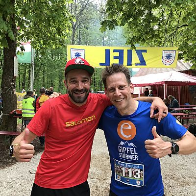 Mai 2019: Gipfelstürmer Stefan beim Moritzberglauf mit Trailfreund Michi nach dem Zieleinlauf.