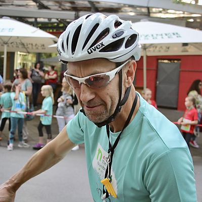 Tiergarten-Verwaltungsleiter Dieter Kühnlein begleitet wie immer auf dem Rad den ersten Läufer.