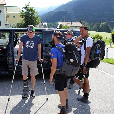 Juli 2019: 3. exitoAlpenCross Etappe. Der verletzte Jochen taucht überraschend mit Bianca in Innerwald auf.