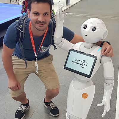 Juli 2019: ISPO Digitize Summit in München. Unser Tobi hat einen neuen Freund: Pepper, den humanoiden Roboter.