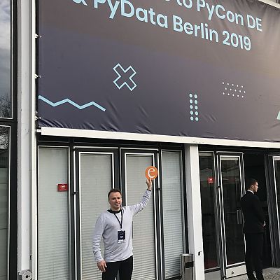 Oktober 2019: Thomas fühlt sich in "Schlangengrube" sichtlich wohl. Mit unserem "e" hat er für drei Tage die "PyCon DE & PyData" Konferenz in Berlin besucht.