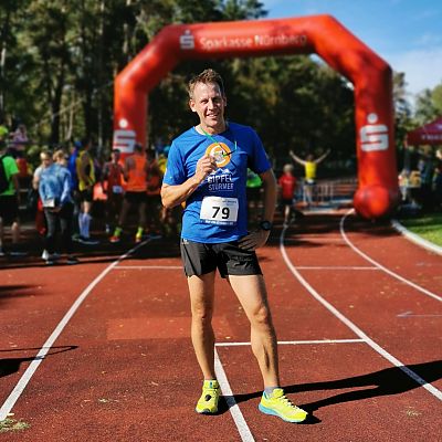 September 2019: Sportlicher Sonntag für unseren "Gipfelstürmer" Stefan. Bei den "10 km von Röthenbach" landete er in 39:09 auf einem starken 3. Platz in seiner Altersklasse M40. Gratulation!