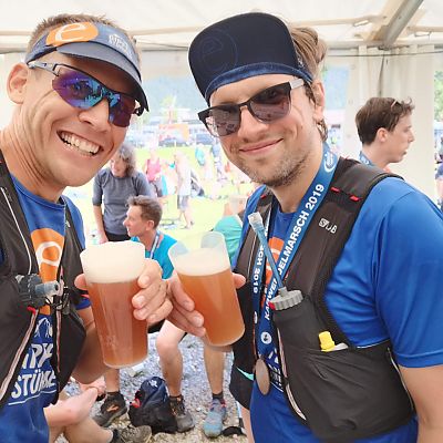 August 2019: Stefan und Peter stoßen auf ein tolles Erlebnis beim Karwendelmarsch 2019 an.