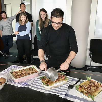Oktober 2019: "Cook your Country" Event auf Syrisch. Yazan zelebriert die Küche aus seinem Heimatland.