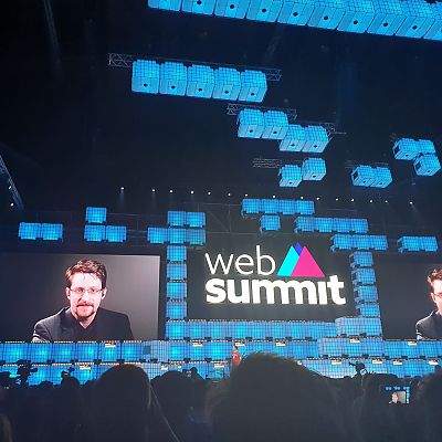 November 2019: Peter auf dem "Web Summit" in Lissabon. Edward Snowden live zugeschaltet.