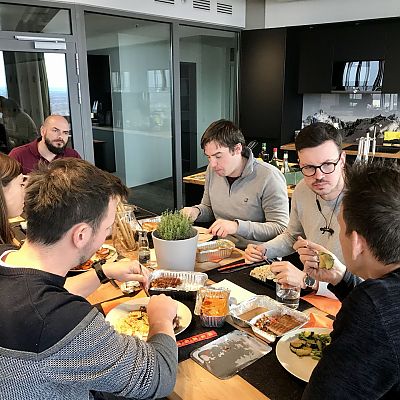 Dezember 2019: Leckeres japanisches Mittagessen mit Brett aus dem Google Dublin Team in unserer frisch eingeweihten "Berghütte".