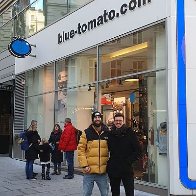 Dezember 2019: Was wäre ein vorweihnachtlicher Städte-Trip nach Wien ohne ein Besuch im BLUE TOMATO Shop? Für Philipp und Basti ein Muss ;-)