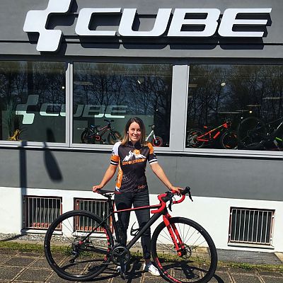 April 2019: JobRad Nr. 4. Clara nimmt voller Stolz im exito Gipfelstürmer Trikot ihr neues Rad aus dem Hause CUBE Bikes entgegen.