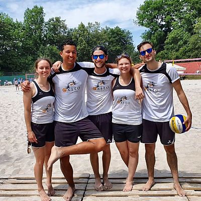 Juli 2019: Unsere Beach-e‘s laufen zu Höchstform auf. Gruppensieg und am Ende Platz 4 von 42 Teams - ein tolles Ergebnis beim Bavarian Beach Cup in München.