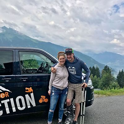 Juli 2019: 3. exitoAlpenCross Etappe. Bianca und Jochen mit dem "Begleitfahrzeug".