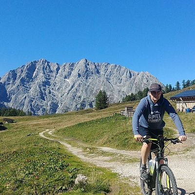 September 2019: Udo unternimmt im Gipfelstürmer-Hoodie eine Radtour in den Bergen.