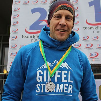 Dezember 2019: Stefan läuft beim Silvesterlauf Nürnberg neue persönliche Bestzeit auf 10 km und belegt Platz 2 in der AK M40.