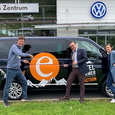 Juni 2021: Jenni und Jochen nehmen den neuen "exito Action Van" in Empfang. Auf zu neuen Gipfelstürmer-Abenteuern ;-)