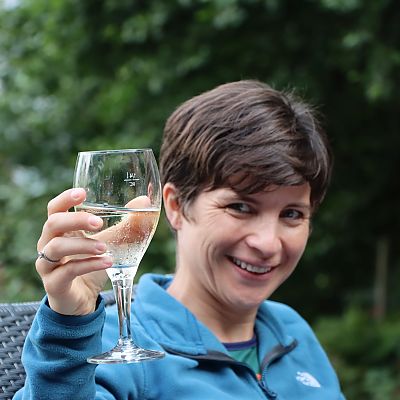 Auch Nathalie aus Belgien ist zum ersten Mal dabei. Sie setzt direkt am Vorabend einen Trend - der Weinkonsum im Team wird in die Höhe geschraubt ;-)