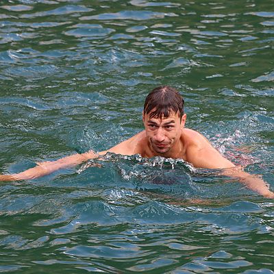 Immer mehr mutige Schwimmer. Auch Jonas schwimmt eine Runde.