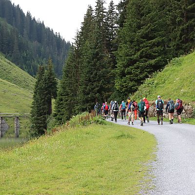 Der Großteil der Wandergruppe läuft heute oberhalb von Monbiel zur Alp Garfiun. Von dort dann gemeinsam mit dem Rest des Teams zum Berghaus Vereina.
