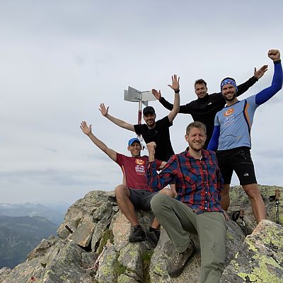 Um 8 Uhr stehen Stefan, Steffen, Ruud, Jonas und Robert auf dem Älpeltispitz (2.686 m).