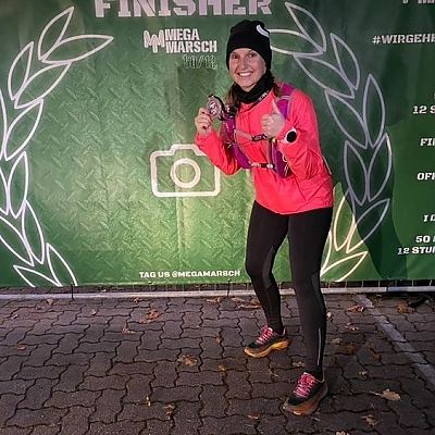 November 2021: Ana ist stolzer Finisher beim 50 KM Megamarsch in Nürnberg.