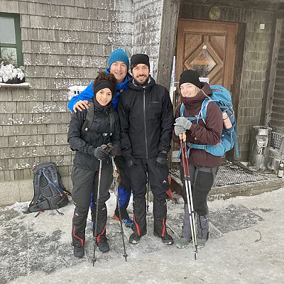 Dezember 2021: Fichtel-Hike. Alina, Laura, Steffen und Jochen wandern im herrlich verschneiten Fichtelgebirge auf dem 939 Meter hohen Gipfel der Großen Kösseine.