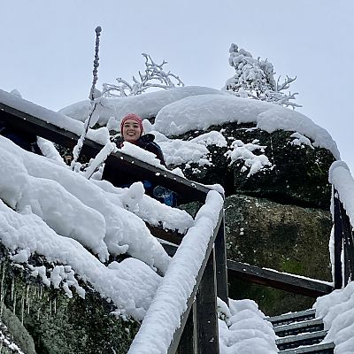Dezember 2021: Fichtel-Hike. Alina auf der Leiter am Prinzenfels.