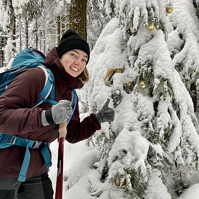 Dezember 2021: Fichtel-Hike. Alina entdeckt unterhalb des Kösseinehauses einen geschmückten, tief verschneiten Baum.