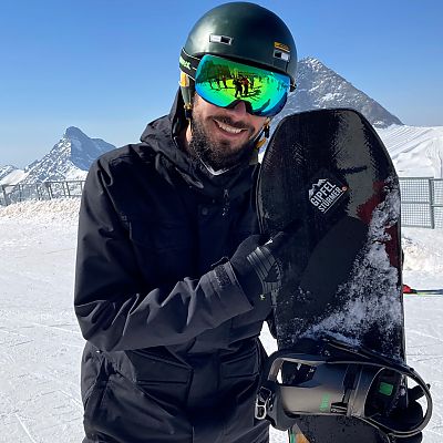März 2022: Gipfelstürmer Steffen genießt mit seinem unverwechselbaren Snowboard die letzten Wintertage in den Bergen.